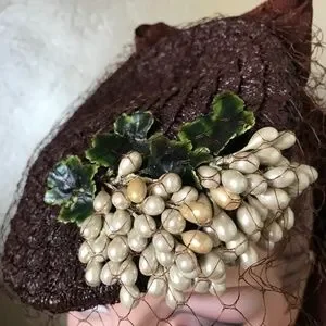 HIGH FASHION 1930s\' BROWN STRAW TILT TOQUE WITH A CLUSTER OF PEARLS/LEAVES/VEIL s_wp_629baea94f1a29e82b724bd3.webp main image 3